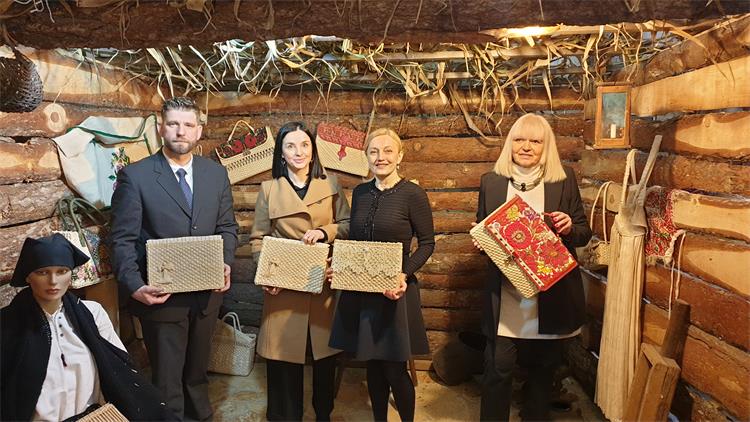 Slika /slike/Priopcenja/Izložba Priča o cekeru.jpg